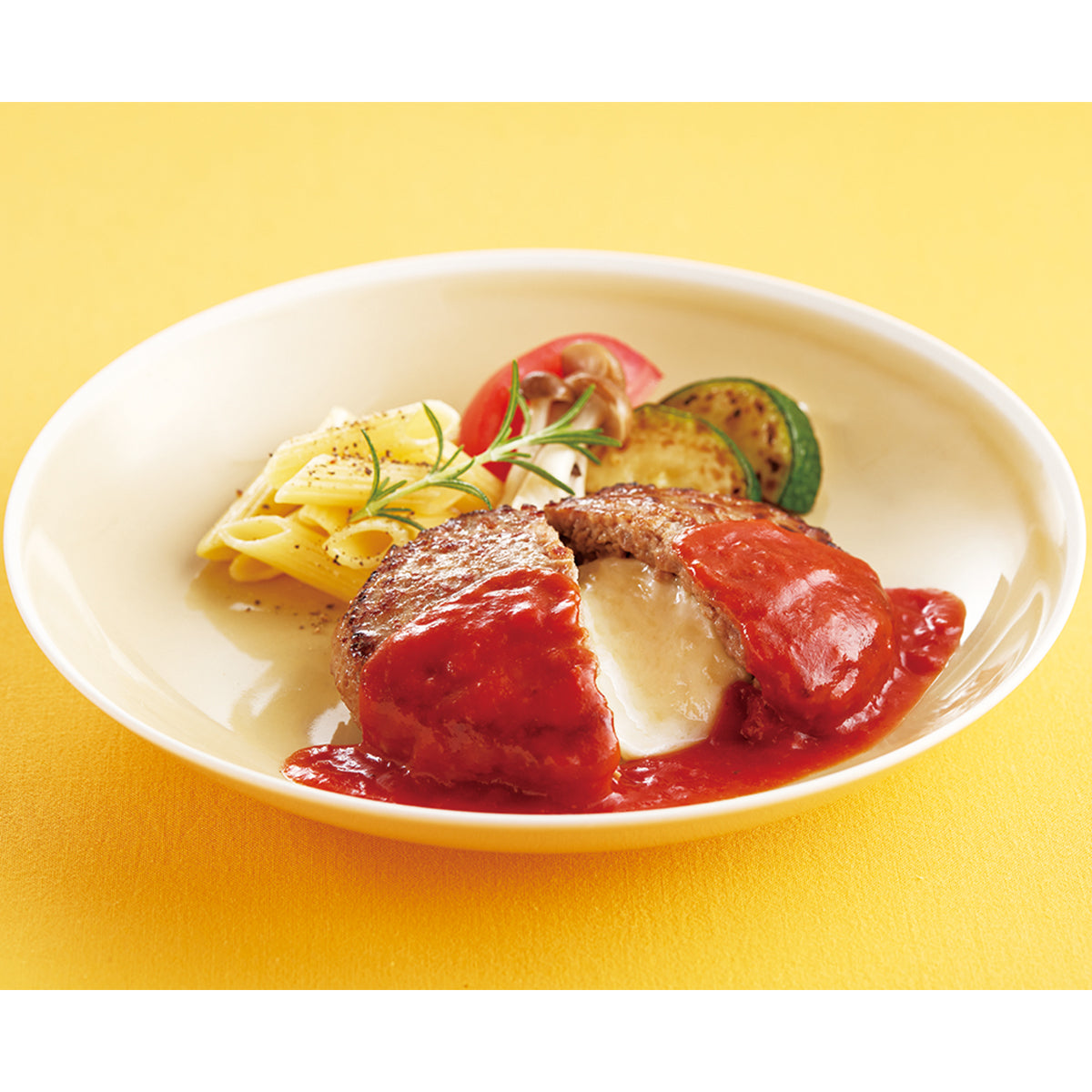 ジョイフルのチーズインハンバーグ（トマトソース付き）145g